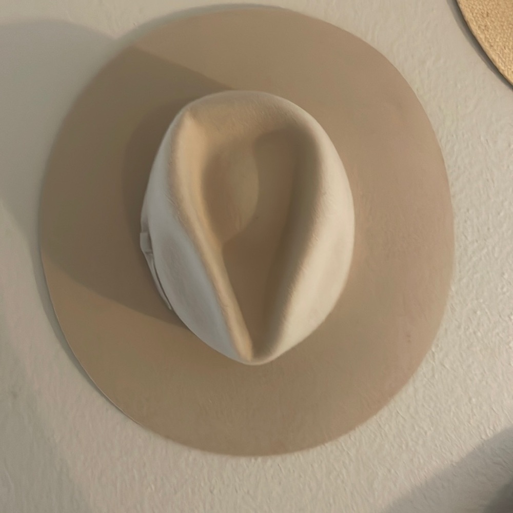 Beige brim hat brand new